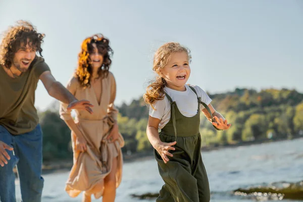 Feliz Familia Joven Divirtiéndose Playa Pequeña Linda Chica Corriendo Largo — Foto de Stock