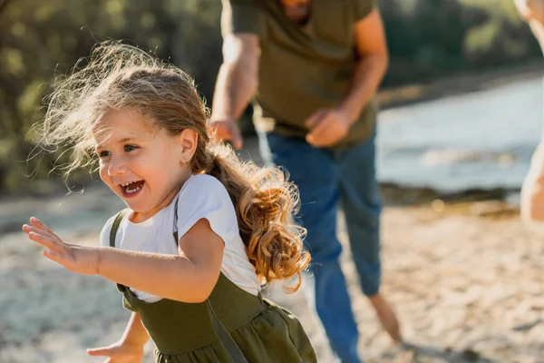 Close Shot Little Girl Running Beach Parents — Stock Photo, Image