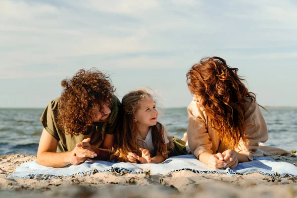 Familia Feliz Relajarse Acostarse Una Manta Playa — Foto de Stock