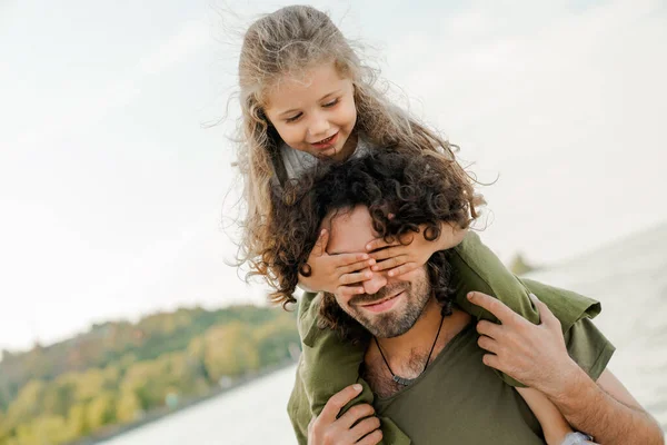 Sonriente Padre Llevando Adorable Hijita Playa Mientras Ella Cierra Los — Foto de Stock