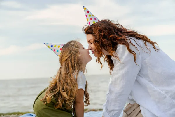 Feliz Madre Hija Divirtiéndose Aire Libre Madre Hija Usando Sombreros — Foto de Stock