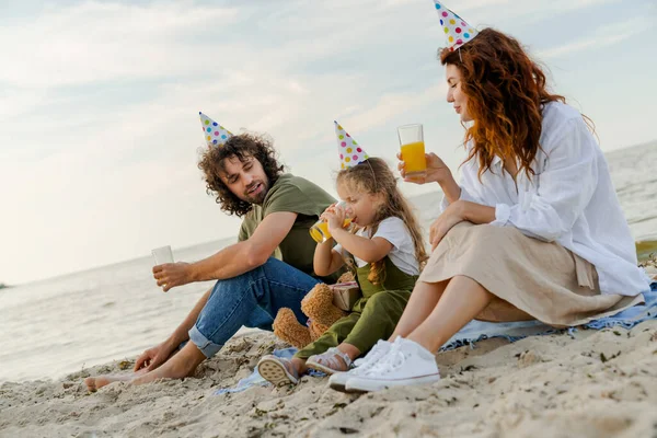 Familia Con Sombreros Fiesta Bebiendo Jugo Naranja Playa Familia Disfrutando — Foto de Stock