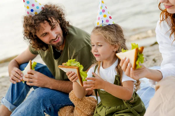 Primer Plano Familia Con Sombreros Fiesta Comiendo Sándwiches Playa Familia — Foto de Stock