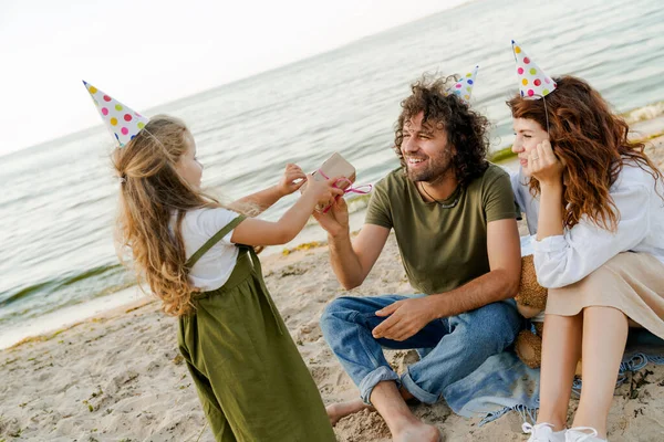Feliz Familia Celebrando Cumpleaños Los Padres Playa Linda Niña Dando — Foto de Stock