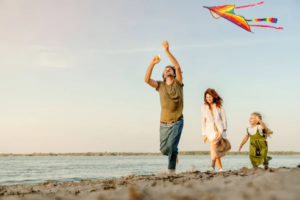 Familia Corriendo Través Playa Dejando Volar Cometa — Foto de Stock