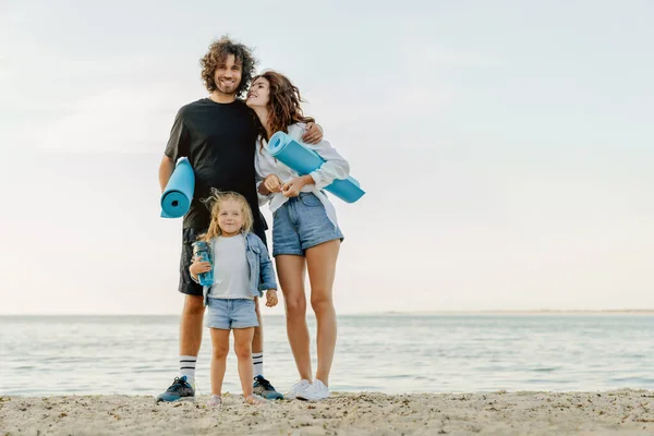 Fullständigt Porträtt Lycklig Familj Stranden Med Yogamatta Och — Stockfoto