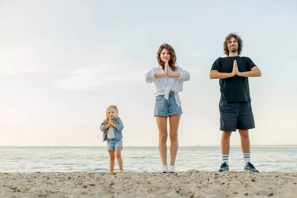 Ung Kaukasisk Familj Mediterar Tillsammans Medan Gör Yoga — Stockfoto