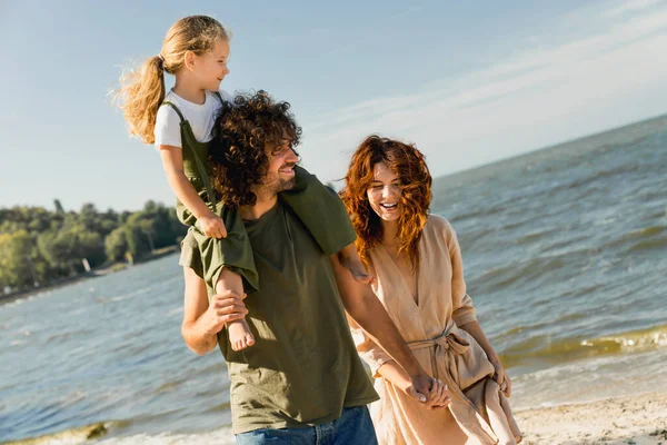 Primer Plano Familia Caucásica Llevando Hija Sus Hombros Vacaciones Playa — Foto de Stock