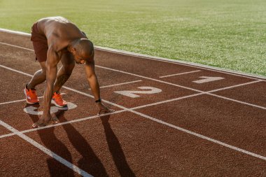 Hızlı koşu parkurunda başlıyor. Spor arkaplanı