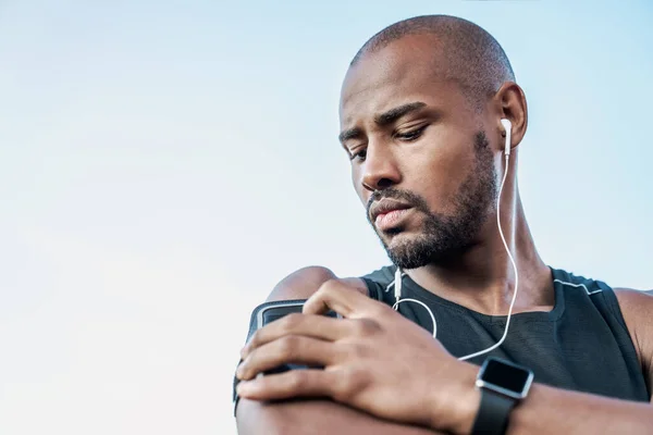用手机近距离拍摄运动员用耳机听音乐的肖像 — 图库照片