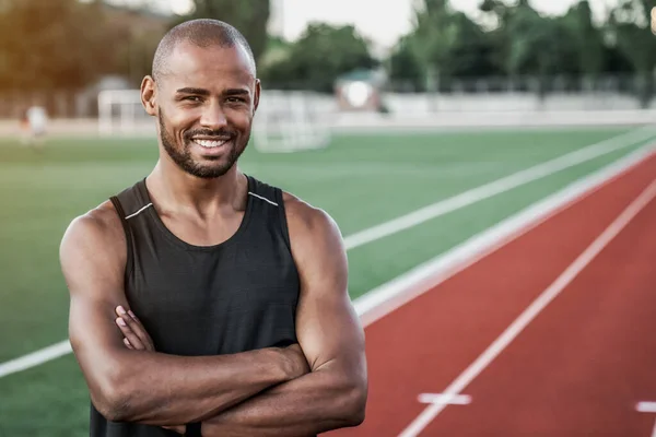 Retrato Hombre Africano Musculoso Alegre Parado Campo Atletismo Aire Libre — Foto de Stock