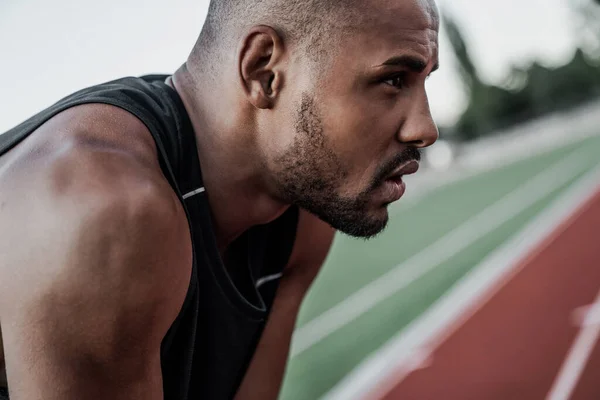 Vista Lateral Cerca Joven Deportista Africano Relajándose Después Correr — Foto de Stock