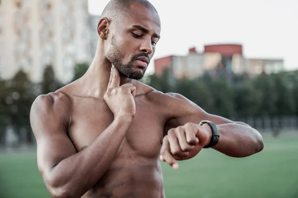 Joven Deportista Comprobando Pulso Con Relojes Después Del Entrenamiento — Foto de Stock