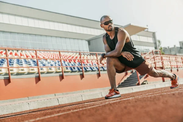 Atleta Masculino Serio Gafas Sol Pie Pista Atletismo Estadio Mientras — Foto de Stock