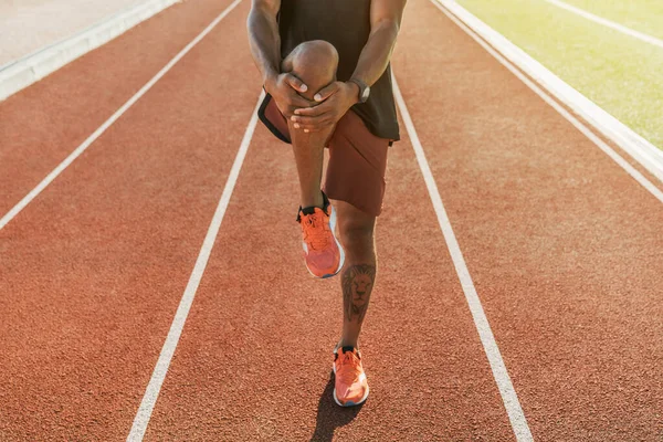 Schnappschuss Eines Männlichen Athleten Der Sich Auf Laufbahn Sportstadion Dehnt — Stockfoto