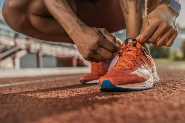 Preparándose Para Correr Primer Plano Las Manos Atando Zapatillas Cordones — Foto de Stock