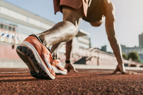 Detailní Záběr Mužského Atleta Připravujícího Běhu Trať Zaměření Tenisky — Stock fotografie