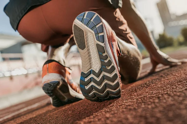 Gros Plan Coureur Position Départ Focus Sur Les Baskets — Photo