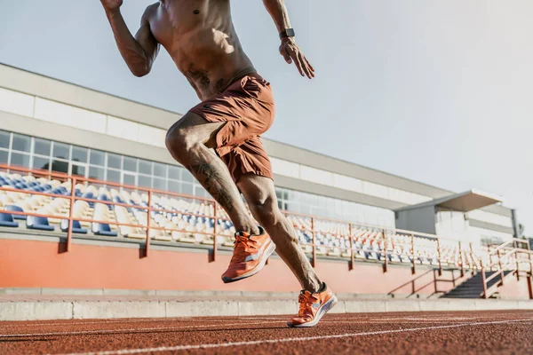 Recortado Tiro Atleta Masculino Velocista Corriendo Pista Estadio — Foto de Stock