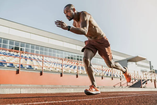 Atleta Corredor Africano Comenzando Sprint Pista Atletismo Estadio — Foto de Stock