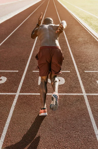 Rückansicht Eines Männlichen Athleten Der Seinen Sprint Auf Einer Stadionlaufbahn — Stockfoto