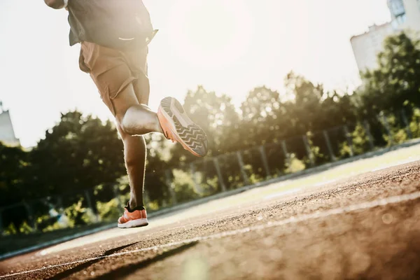 Image Recadrée Athlète Masculin Entraînant Sur Une Piste Course Sprinter — Photo