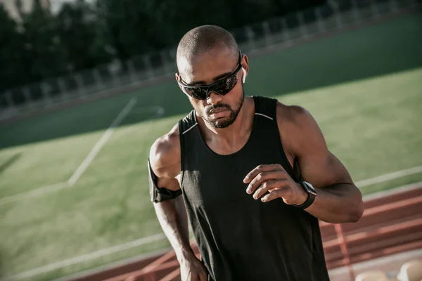 Primer Plano Del Atleta Masculino Gafas Sol Auriculares Que Suben — Foto de Stock