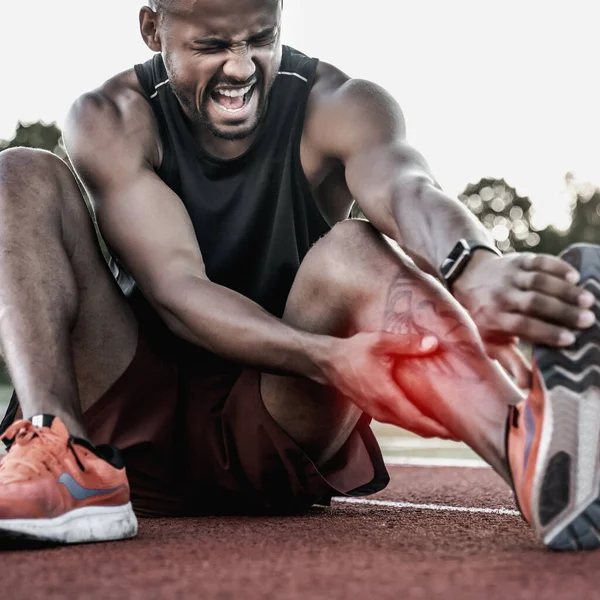 Deportista Cansado Que Sufre Dolor Rodilla Pista Del Estadio — Foto de Stock