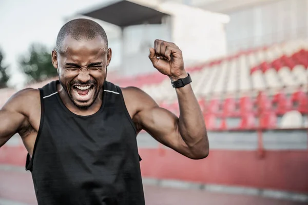 Boldog Férfi Atléta Sprinter Sport Ruhák Érzelmileg Örvendeznek Jogdíjmentes Stock Fotók