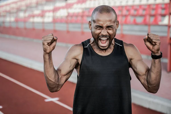 Boldog Férfi Atléta Sprinter Sport Ruhák Érzelmileg Örül Győzelem Futópályán Jogdíjmentes Stock Képek