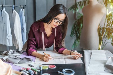 Genç Moda Tasarımcısı onu atelier üzerinde çalışma
