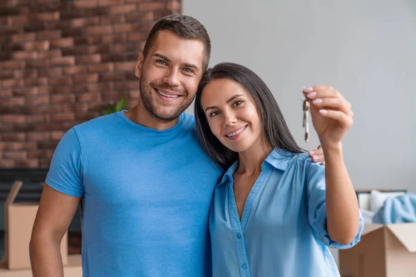 Portrait Young Happy Couple Showing Keys New Home — Stock Photo, Image