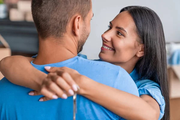 Feliz Joven Pareja Abrazando Sosteniendo Nueva Llave Casa —  Fotos de Stock