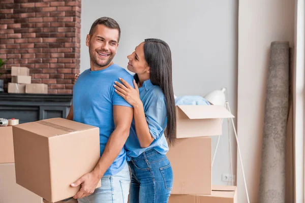 Hermosa Pareja Joven Abrazándose Amor Mientras Muda Nuevo Apartamento — Foto de Stock