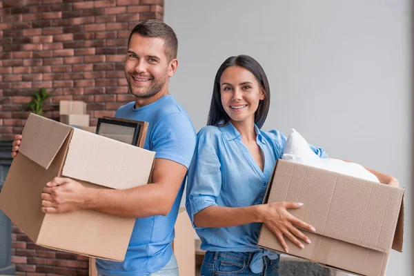 Portrait Young Couple Carrying Cardboard New Home — Stock Photo, Image