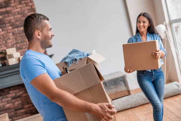 Pareja Feliz Llevando Cajas Casa Móvil —  Fotos de Stock