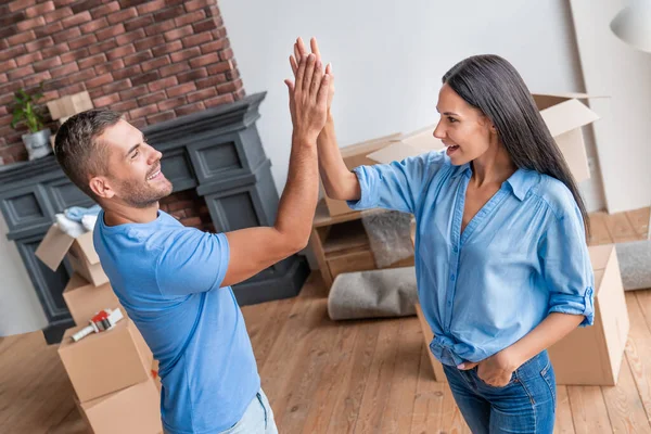 Pareja Dando Alta Cinco Celebrando Día Mudanza Propia Casa —  Fotos de Stock