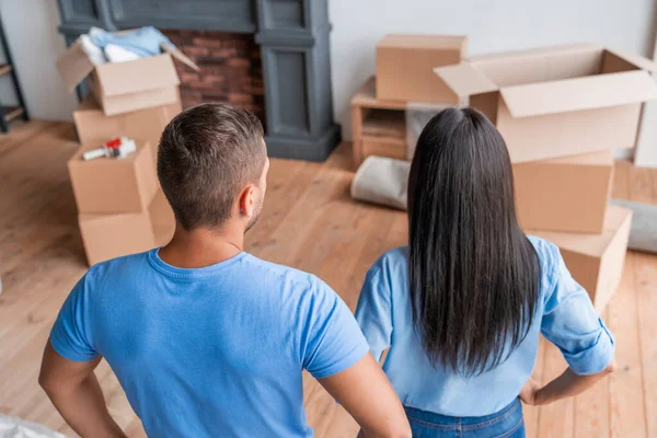 Concepto Pareja Feliz Mudándose Nuevo Apartamento —  Fotos de Stock