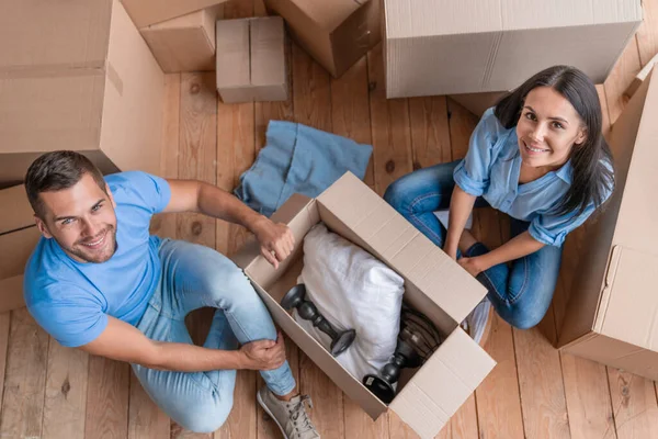 Vista Superior Alegre Pareja Joven Desempacando Cajas Nuevo Apartamento —  Fotos de Stock