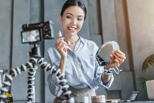 Asiatische Bloggerin Zeigt Ihrem Videoblog Wie Man Kosmetika Schminkt Und — Stockfoto