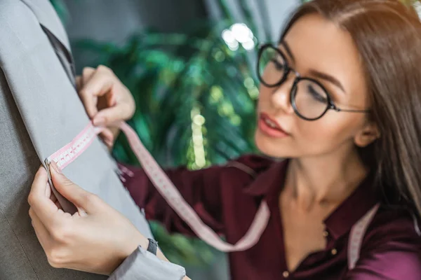 Primer Plano Del Maniquí Medición Del Diseñador Moda Mujer Estudio —  Fotos de Stock