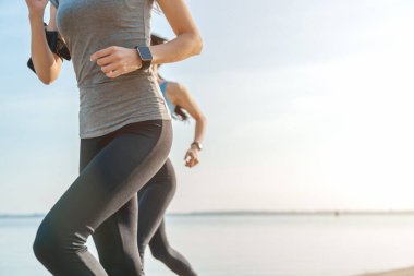 Sahildeki koşu grubu eğitiminde koşan arkadaşların kırpılmış görüntüsü