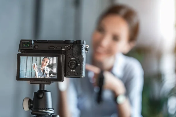 カメラ録画ビデオブログのアジアの女性ブロガーショースマートウォッチでオフィス — ストック写真