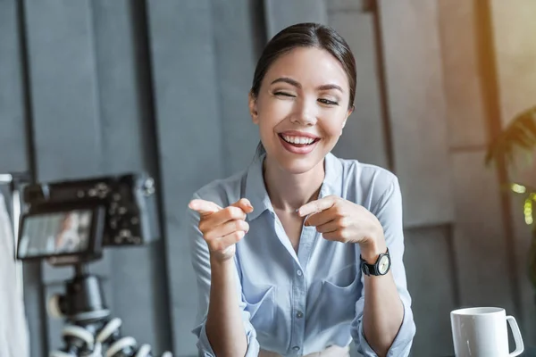 Kvinnlig Vlogger Inspelning Sändning Arbetsplatsen — Stockfoto