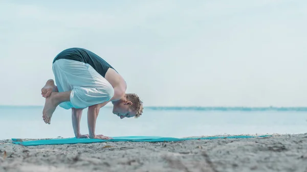 Jeune Homme Équilibrant Sur Ses Mains Pratiquant Yoga Sur Bac — Photo
