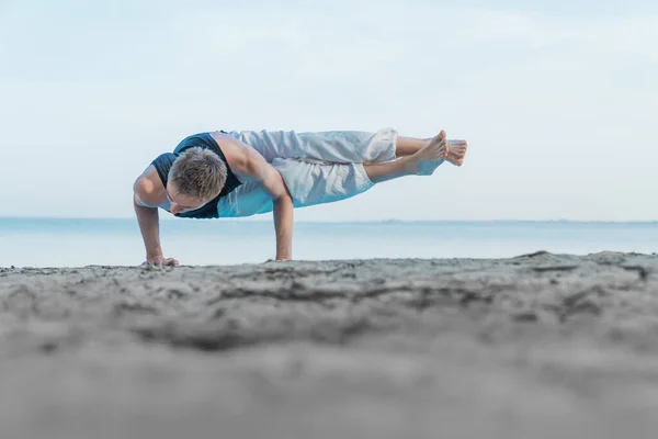 Jeune Homme Flexible Debout Sur Les Mains Position Yoga Sur — Photo