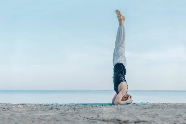 Jeune Homme Bonne Santé Faisant Des Exercices Yoga Plage Équilibrage — Photo
