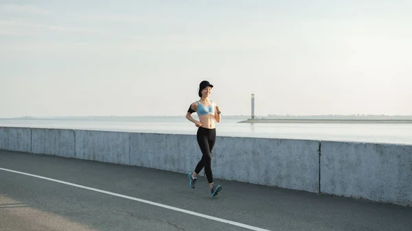 Kaukasische Sportlerin Joggt Auf Der Uferpromenade Entlang Der Straße Wassernähe — Stockfoto
