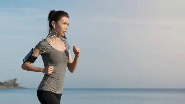 Seitenansicht Einer Läuferin Beim Joggen Freien Strand — Stockfoto