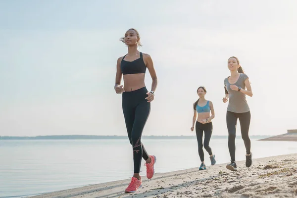 Multiracial Sonriente Corredor Fitness Mujeres Haciendo Ejercicio Juntos Fuera — Foto de Stock